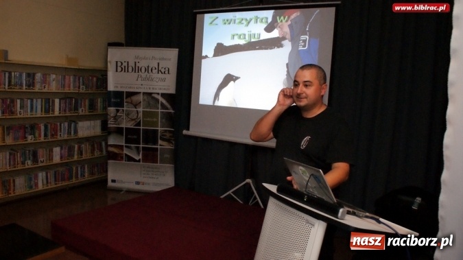 Zdjęcie w galerii na portalu naszraciborz.pl: Czochrałem Antarktycznego słonia – spotkanie z Mikołajem Golachowskim w bibliotece  wiadomości z regionu