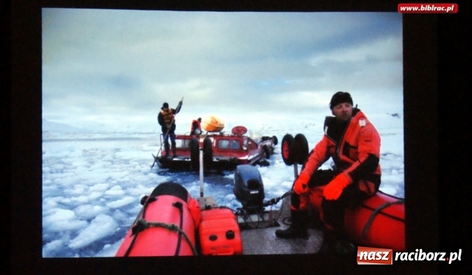 Zdjęcie w galerii na portalu naszraciborz.pl: Czochrałem Antarktycznego słonia – spotkanie z Mikołajem Golachowskim w bibliotece  wiadomości z regionu
