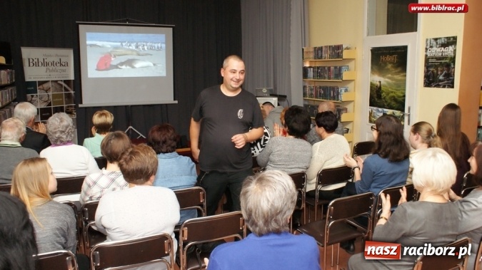 Zdjęcie w galerii na portalu naszraciborz.pl: Czochrałem Antarktycznego słonia – spotkanie z Mikołajem Golachowskim w bibliotece  wiadomości z regionu