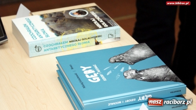 Zdjęcie w galerii na portalu naszraciborz.pl: Czochrałem Antarktycznego słonia – spotkanie z Mikołajem Golachowskim w bibliotece  wiadomości z regionu