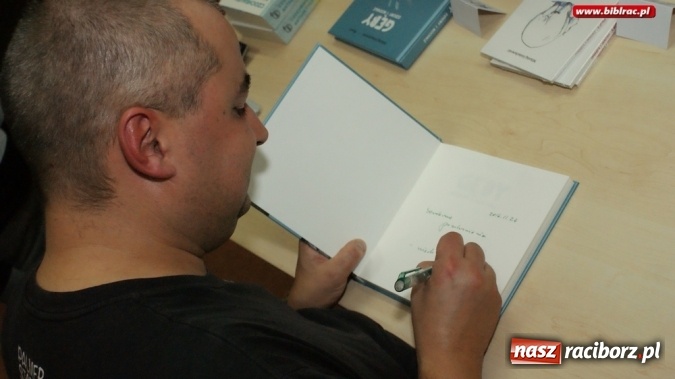 Zdjęcie w galerii na portalu naszraciborz.pl: Czochrałem Antarktycznego słonia – spotkanie z Mikołajem Golachowskim w bibliotece  wiadomości z regionu