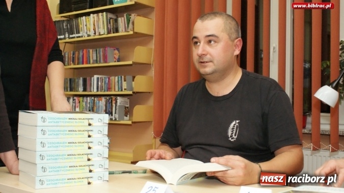 Zdjęcie w galerii na portalu naszraciborz.pl: Czochrałem Antarktycznego słonia – spotkanie z Mikołajem Golachowskim w bibliotece  wiadomości z regionu