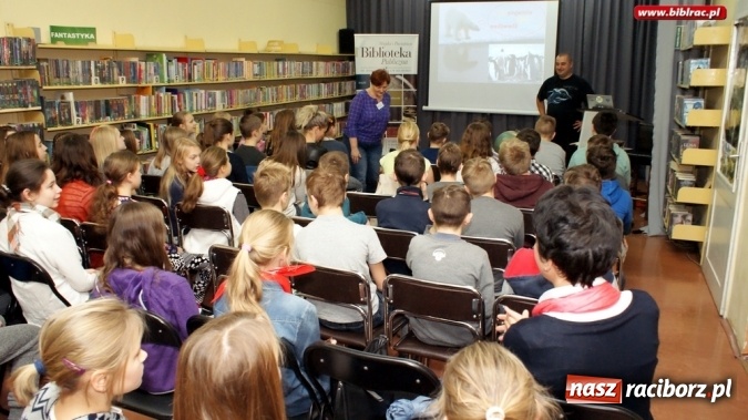 Zdjęcie w galerii na portalu naszraciborz.pl: Czochrałem Antarktycznego słonia – spotkanie z Mikołajem Golachowskim w bibliotece  wiadomości z regionu