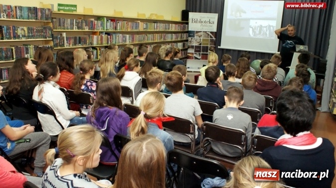 Zdjęcie w galerii na portalu naszraciborz.pl: Czochrałem Antarktycznego słonia – spotkanie z Mikołajem Golachowskim w bibliotece  wiadomości z regionu