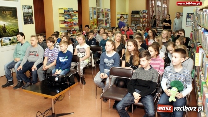 Zdjęcie w galerii na portalu naszraciborz.pl: Czochrałem Antarktycznego słonia – spotkanie z Mikołajem Golachowskim w bibliotece  wiadomości z regionu