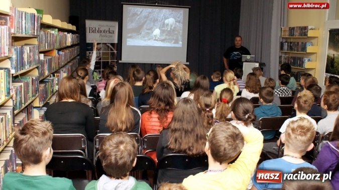 Zdjęcie w galerii na portalu naszraciborz.pl: Czochrałem Antarktycznego słonia – spotkanie z Mikołajem Golachowskim w bibliotece  wiadomości z regionu