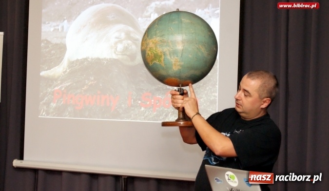 Zdjęcie w galerii na portalu naszraciborz.pl: Czochrałem Antarktycznego słonia – spotkanie z Mikołajem Golachowskim w bibliotece  wiadomości z regionu