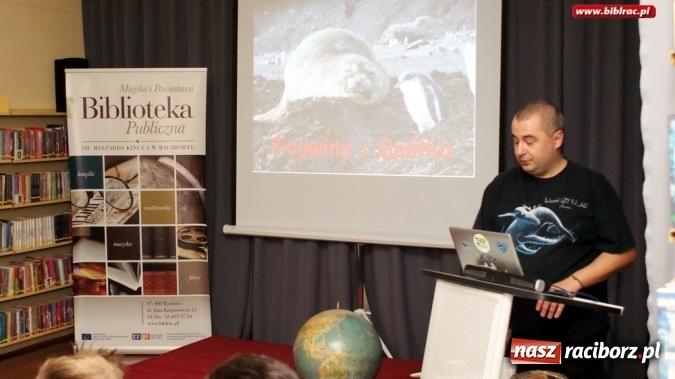 Zdjęcie w galerii na portalu naszraciborz.pl: Czochrałem Antarktycznego słonia – spotkanie z Mikołajem Golachowskim w bibliotece  wiadomości z regionu