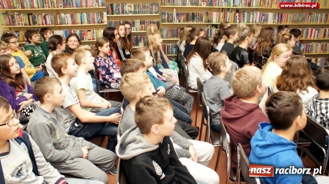 Zdjęcie w galerii na portalu naszraciborz.pl: Czochrałem Antarktycznego słonia – spotkanie z Mikołajem Golachowskim w bibliotece  wiadomości z regionu