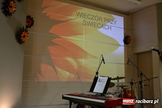 Zdjęcie w galerii na portalu naszraciborz.pl: Piosenki Anny German i Marka Grechuty na wieczorze przy świecach w Tworkowie  wiadomości z regionu