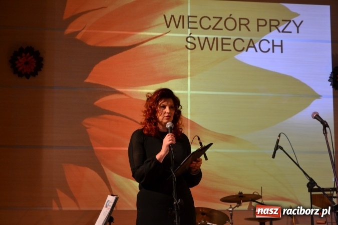 Zdjęcie w galerii na portalu naszraciborz.pl: Piosenki Anny German i Marka Grechuty na wieczorze przy świecach w Tworkowie  wiadomości z regionu