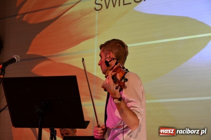 Zdjęcie w galerii na portalu naszraciborz.pl: Piosenki Anny German i Marka Grechuty na wieczorze przy świecach w Tworkowie  wiadomości z regionu