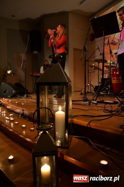 Zdjęcie w galerii na portalu naszraciborz.pl: Piosenki Anny German i Marka Grechuty na wieczorze przy świecach w Tworkowie  wiadomości z regionu