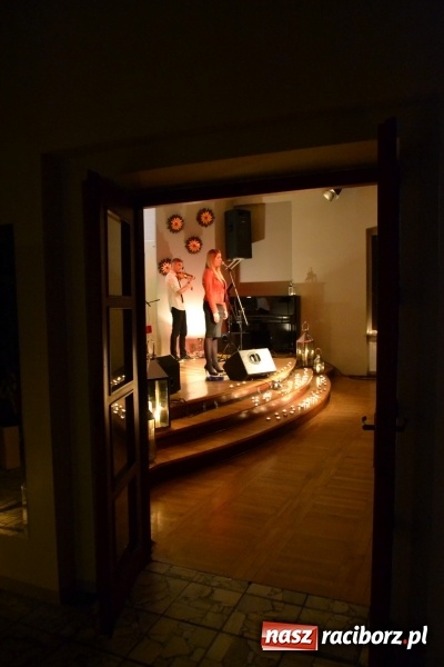 Zdjęcie w galerii na portalu naszraciborz.pl: Piosenki Anny German i Marka Grechuty na wieczorze przy świecach w Tworkowie  wiadomości z regionu