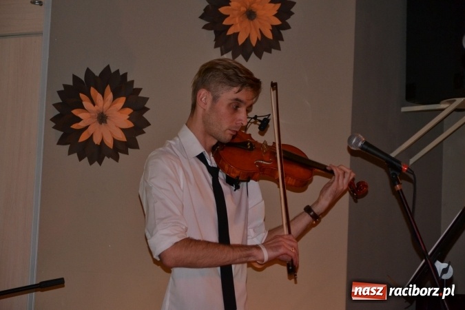 Zdjęcie w galerii na portalu naszraciborz.pl: Piosenki Anny German i Marka Grechuty na wieczorze przy świecach w Tworkowie  wiadomości z regionu