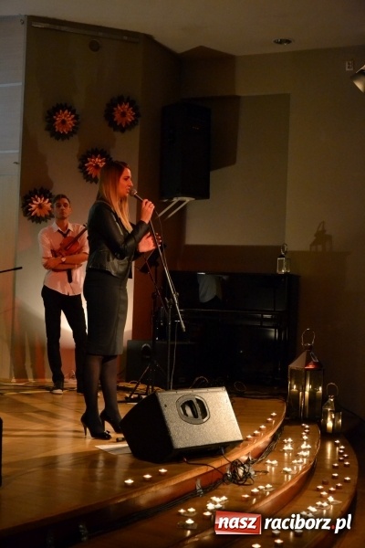 Zdjęcie w galerii na portalu naszraciborz.pl: Piosenki Anny German i Marka Grechuty na wieczorze przy świecach w Tworkowie  wiadomości z regionu