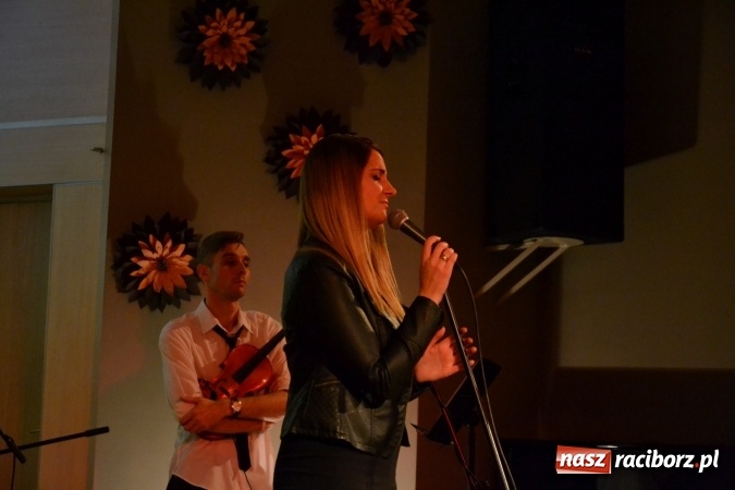 Zdjęcie w galerii na portalu naszraciborz.pl: Piosenki Anny German i Marka Grechuty na wieczorze przy świecach w Tworkowie  wiadomości z regionu