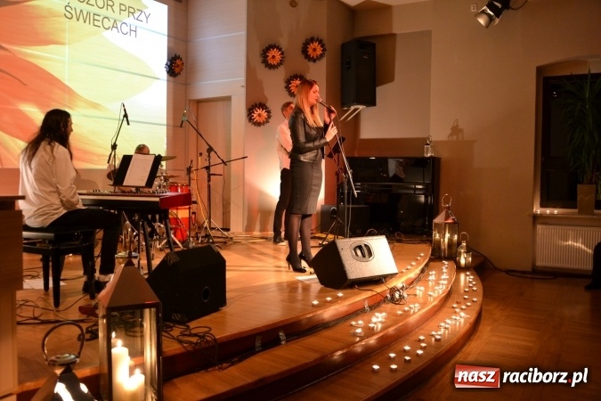 Zdjęcie w galerii na portalu naszraciborz.pl: Piosenki Anny German i Marka Grechuty na wieczorze przy świecach w Tworkowie  wiadomości z regionu