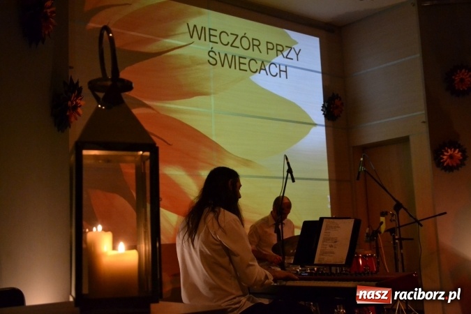 Zdjęcie w galerii na portalu naszraciborz.pl: Piosenki Anny German i Marka Grechuty na wieczorze przy świecach w Tworkowie  wiadomości z regionu