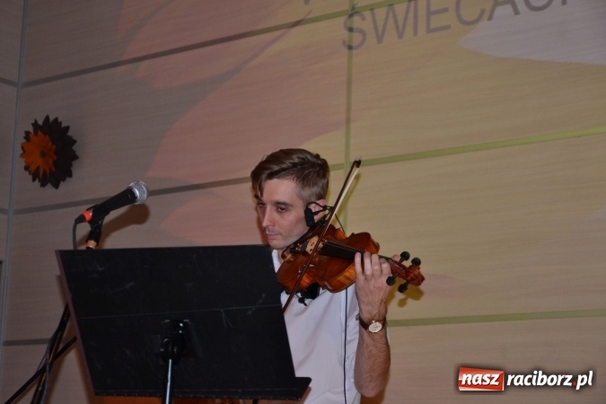 Zdjęcie w galerii na portalu naszraciborz.pl: Piosenki Anny German i Marka Grechuty na wieczorze przy świecach w Tworkowie  wiadomości z regionu