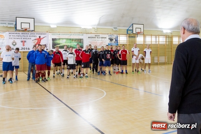 Zdjęcie w galerii na portalu naszraciborz.pl: I Memoriał im. Jana Staniendy w halowej piłce nożnej. Sędziowie podokręgu Racibórz z pucharem wiadomości z regionu