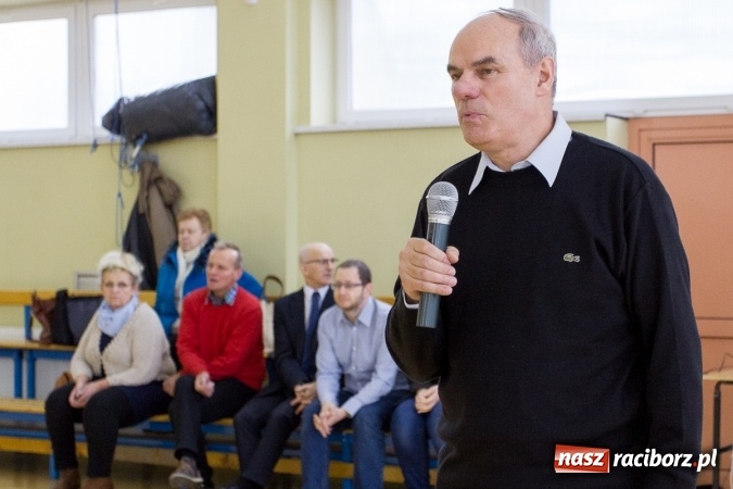 Zdjęcie w galerii na portalu naszraciborz.pl: I Memoriał im. Jana Staniendy w halowej piłce nożnej. Sędziowie podokręgu Racibórz z pucharem wiadomości z regionu