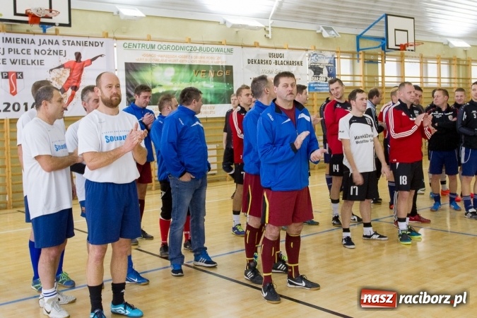 Zdjęcie w galerii na portalu naszraciborz.pl: I Memoriał im. Jana Staniendy w halowej piłce nożnej. Sędziowie podokręgu Racibórz z pucharem wiadomości z regionu