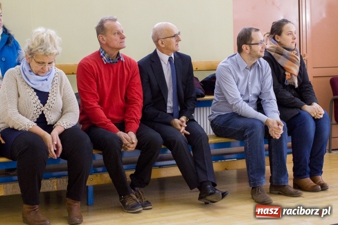 Zdjęcie w galerii na portalu naszraciborz.pl: I Memoriał im. Jana Staniendy w halowej piłce nożnej. Sędziowie podokręgu Racibórz z pucharem wiadomości z regionu