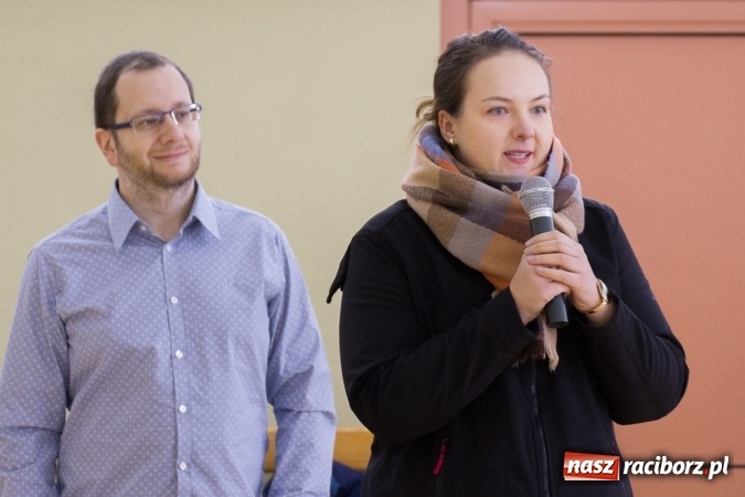 Zdjęcie w galerii na portalu naszraciborz.pl: I Memoriał im. Jana Staniendy w halowej piłce nożnej. Sędziowie podokręgu Racibórz z pucharem wiadomości z regionu