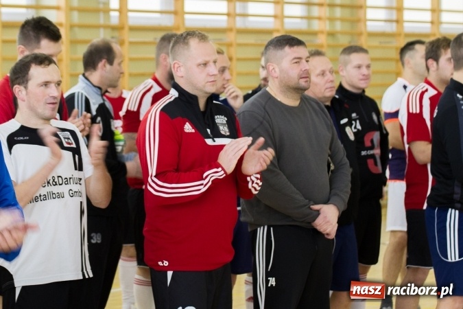 Zdjęcie w galerii na portalu naszraciborz.pl: I Memoriał im. Jana Staniendy w halowej piłce nożnej. Sędziowie podokręgu Racibórz z pucharem wiadomości z regionu