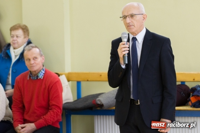 Zdjęcie w galerii na portalu naszraciborz.pl: I Memoriał im. Jana Staniendy w halowej piłce nożnej. Sędziowie podokręgu Racibórz z pucharem wiadomości z regionu