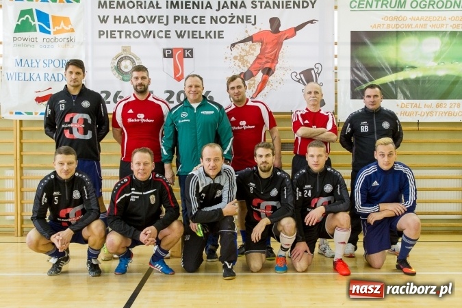 Zdjęcie w galerii na portalu naszraciborz.pl: I Memoriał im. Jana Staniendy w halowej piłce nożnej. Sędziowie podokręgu Racibórz z pucharem wiadomości z regionu
