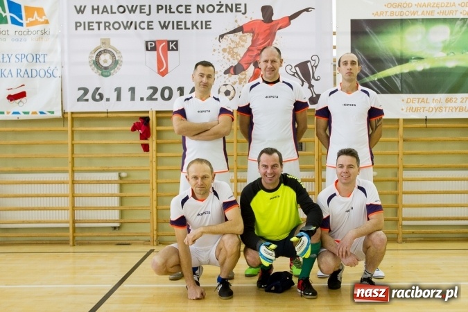 Zdjęcie w galerii na portalu naszraciborz.pl: I Memoriał im. Jana Staniendy w halowej piłce nożnej. Sędziowie podokręgu Racibórz z pucharem wiadomości z regionu