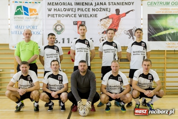 Zdjęcie w galerii na portalu naszraciborz.pl: I Memoriał im. Jana Staniendy w halowej piłce nożnej. Sędziowie podokręgu Racibórz z pucharem wiadomości z regionu
