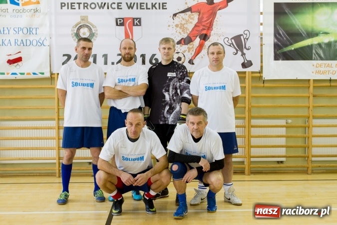 Zdjęcie w galerii na portalu naszraciborz.pl: I Memoriał im. Jana Staniendy w halowej piłce nożnej. Sędziowie podokręgu Racibórz z pucharem wiadomości z regionu