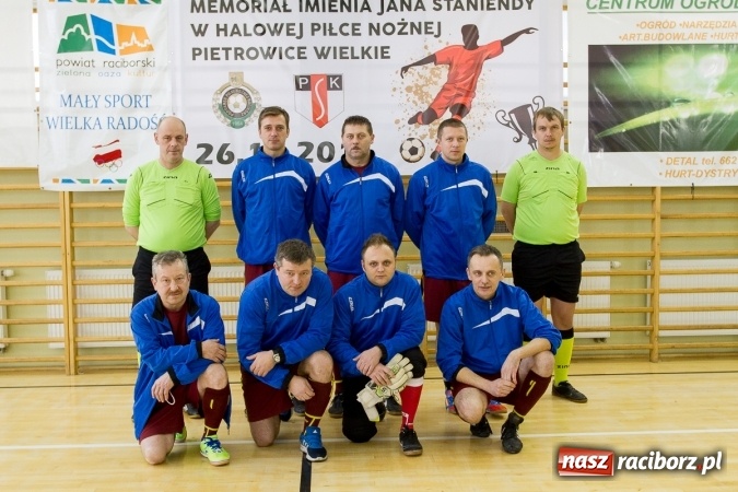 Zdjęcie w galerii na portalu naszraciborz.pl: I Memoriał im. Jana Staniendy w halowej piłce nożnej. Sędziowie podokręgu Racibórz z pucharem wiadomości z regionu