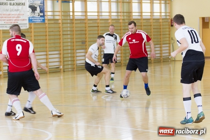 Zdjęcie w galerii na portalu naszraciborz.pl: I Memoriał im. Jana Staniendy w halowej piłce nożnej. Sędziowie podokręgu Racibórz z pucharem wiadomości z regionu