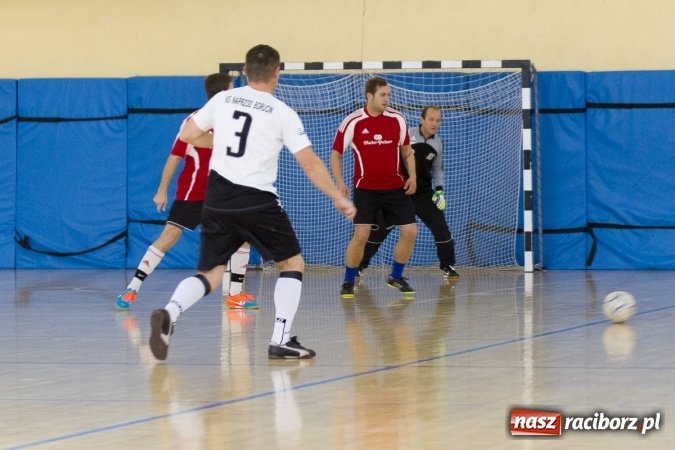 Zdjęcie w galerii na portalu naszraciborz.pl: I Memoriał im. Jana Staniendy w halowej piłce nożnej. Sędziowie podokręgu Racibórz z pucharem wiadomości z regionu