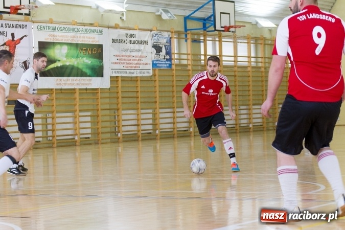 Zdjęcie w galerii na portalu naszraciborz.pl: I Memoriał im. Jana Staniendy w halowej piłce nożnej. Sędziowie podokręgu Racibórz z pucharem wiadomości z regionu