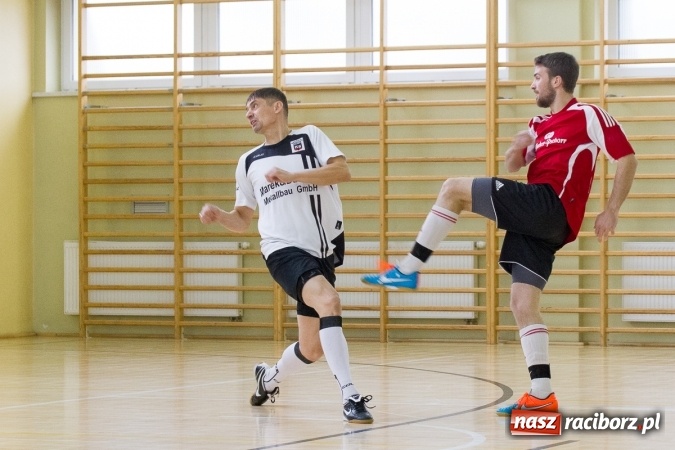 Zdjęcie w galerii na portalu naszraciborz.pl: I Memoriał im. Jana Staniendy w halowej piłce nożnej. Sędziowie podokręgu Racibórz z pucharem wiadomości z regionu