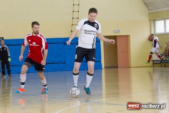 Zdjęcie w galerii na portalu naszraciborz.pl: I Memoriał im. Jana Staniendy w halowej piłce nożnej. Sędziowie podokręgu Racibórz z pucharem wiadomości z regionu