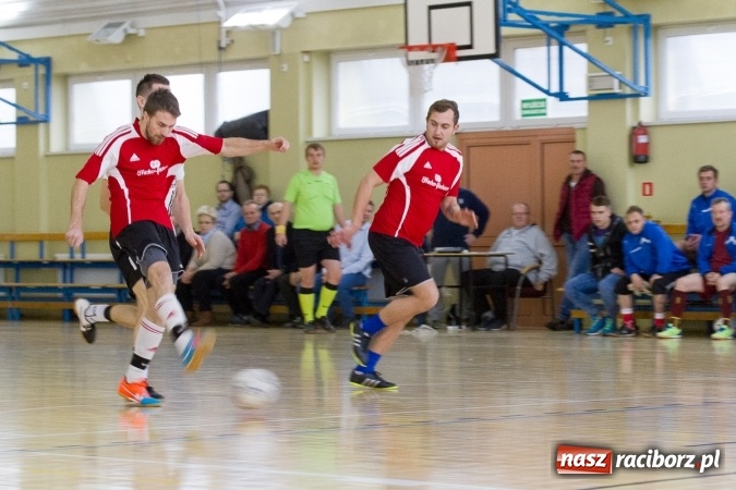 Zdjęcie w galerii na portalu naszraciborz.pl: I Memoriał im. Jana Staniendy w halowej piłce nożnej. Sędziowie podokręgu Racibórz z pucharem wiadomości z regionu