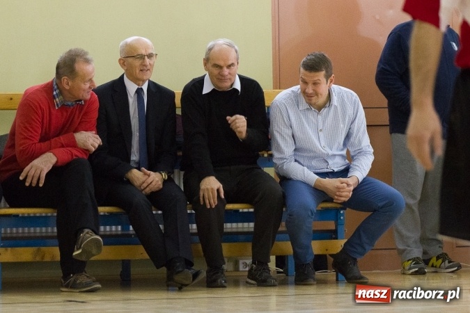 Zdjęcie w galerii na portalu naszraciborz.pl: I Memoriał im. Jana Staniendy w halowej piłce nożnej. Sędziowie podokręgu Racibórz z pucharem wiadomości z regionu