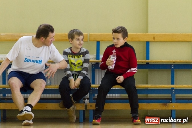 Zdjęcie w galerii na portalu naszraciborz.pl: I Memoriał im. Jana Staniendy w halowej piłce nożnej. Sędziowie podokręgu Racibórz z pucharem wiadomości z regionu