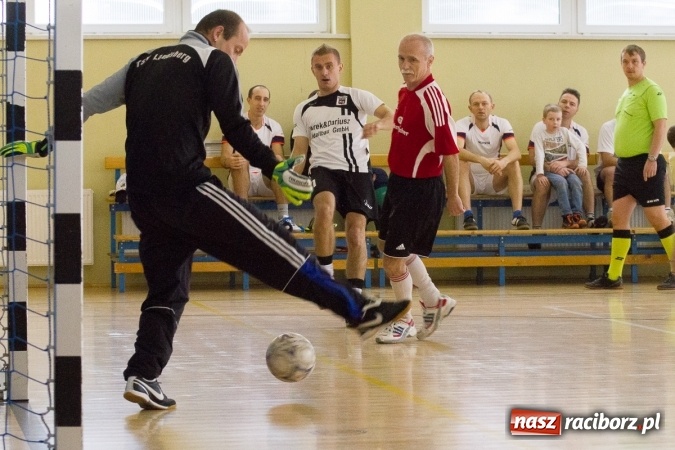 Zdjęcie w galerii na portalu naszraciborz.pl: I Memoriał im. Jana Staniendy w halowej piłce nożnej. Sędziowie podokręgu Racibórz z pucharem wiadomości z regionu
