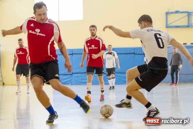 Zdjęcie w galerii na portalu naszraciborz.pl: I Memoriał im. Jana Staniendy w halowej piłce nożnej. Sędziowie podokręgu Racibórz z pucharem wiadomości z regionu