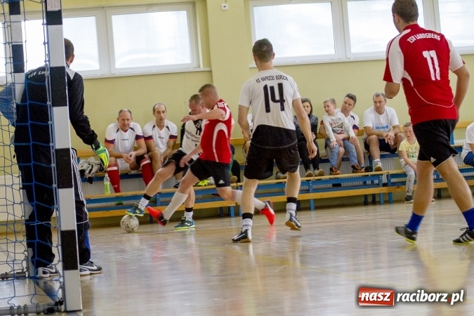 Zdjęcie w galerii na portalu naszraciborz.pl: I Memoriał im. Jana Staniendy w halowej piłce nożnej. Sędziowie podokręgu Racibórz z pucharem wiadomości z regionu