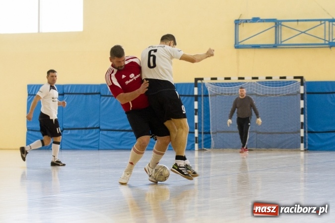 Zdjęcie w galerii na portalu naszraciborz.pl: I Memoriał im. Jana Staniendy w halowej piłce nożnej. Sędziowie podokręgu Racibórz z pucharem wiadomości z regionu