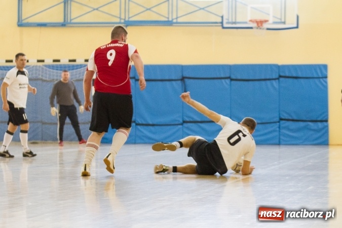 Zdjęcie w galerii na portalu naszraciborz.pl: I Memoriał im. Jana Staniendy w halowej piłce nożnej. Sędziowie podokręgu Racibórz z pucharem wiadomości z regionu
