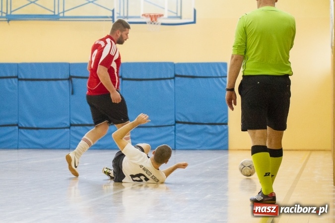 Zdjęcie w galerii na portalu naszraciborz.pl: I Memoriał im. Jana Staniendy w halowej piłce nożnej. Sędziowie podokręgu Racibórz z pucharem wiadomości z regionu